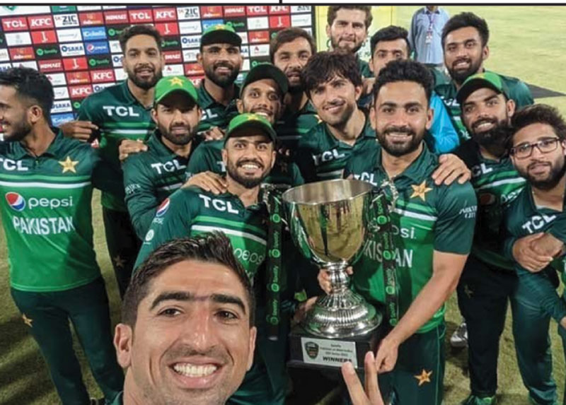ملتان:پاکستانی ٹیم کا ویسٹ انڈیز سے ون ڈے سیریز جیتنے کے بعد ٹرافی کے ہمراہ گروپ فوٹو