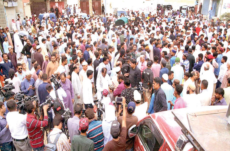 کراچی:کورنگی ضمنی انتخاب میں 2 جماعت کے کارکنوںکے درمیان تصادم کے دوران جاںبحق ہونیوالے پی ایس پی کے کارکن کی نماز جنازہ ادا کی جارہی ہے