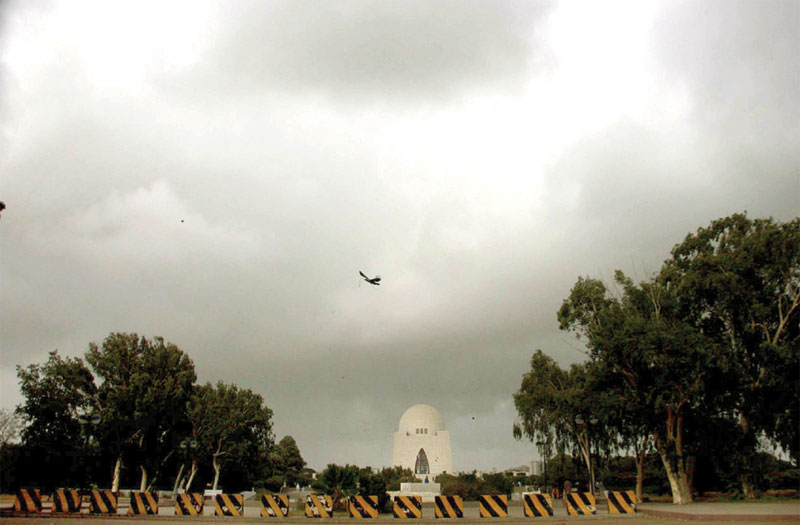 کراچی میں بادل گھر آئے ‘ شہر کے مختلف مقامات پر ہلکی بونداباندی سے موسم خوشگوار ہوگیا