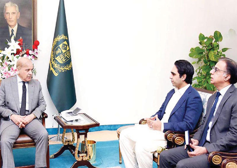 اسلام آباد: وفاقی وزیر صنعت وتجارت مخدوم مرتضیٰ محمود وزیراعظم سے ملاقات کررہے ہیں