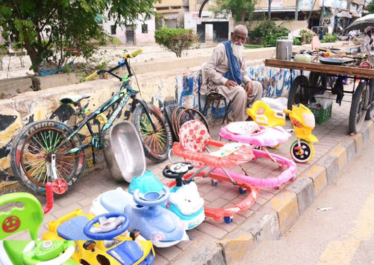کراچی کے علاقے کورنگی میں ایک بزرگ بچوں کے پرانے کھلونے فروخت کررہا ہے