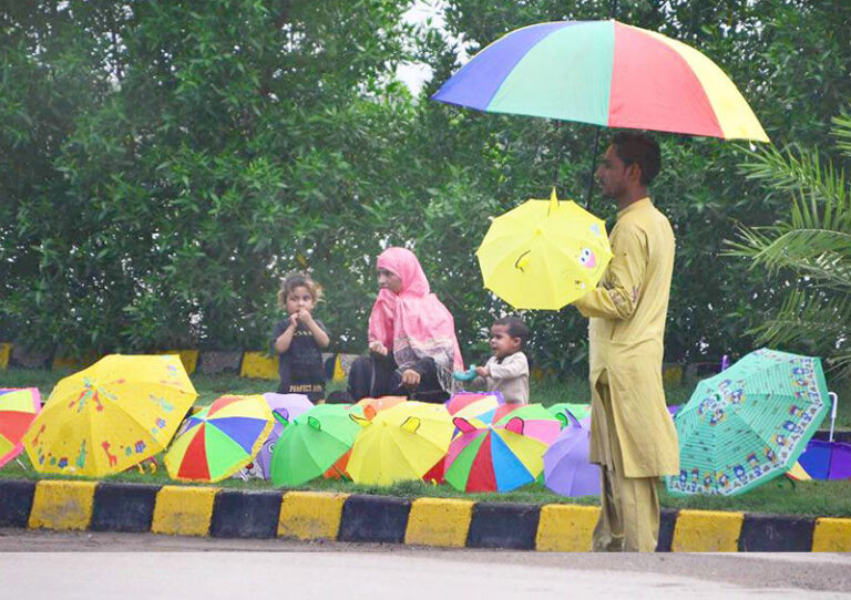 حیدر آباد : موسم کے پیش نظر ایک شخص سڑک کے کنارے برساتی چھتریاں فروخت کررہا ہے