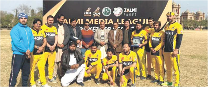 پشاور: زلمی میڈیا کرکٹ لیگ مردان زلمی ٹیم کا مہمان خصوصی وائس چانسلر اسلامیہ کالج یونیورسٹی گل مجید کے ساتھ گروپ فوٹو