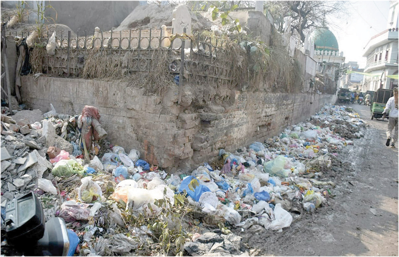 لاہور،گھوڑے شاہ روڈ قبرستان کے باہر کچرے کا ڈھیر لگا ہوا ہے