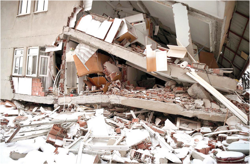ترکیہ کے صوبے کہرامن ماراس کے ضلع علبستان میں زلزلے کے باعث زمین بوس ہونے والی عمارت