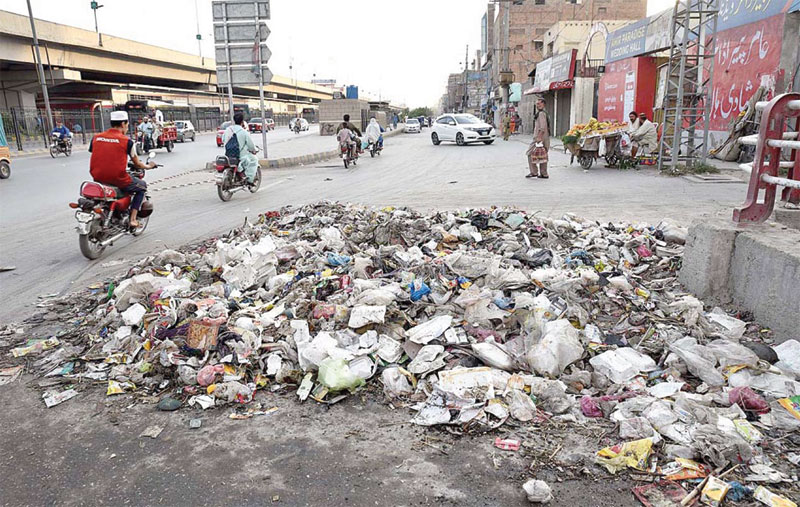 پشاور: خاکروبوں کی ہڑتال کے باعث گلبہار میں کچرے کا ڈھیر جمع ہے