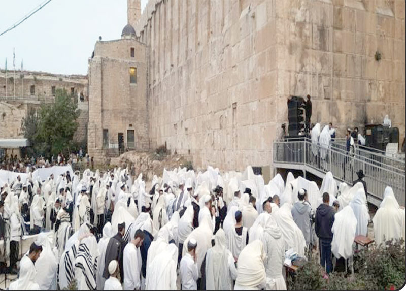 شرپسند یہود نام نہاد تہوار کے موقع پر مسجد ابراہیمی میں داخل ہورہے ہیں