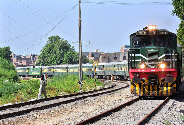 حیدرآباد:ٹنڈو یوسف میں ٹرین اپنی منزل کی جانب گامزن ہے جبکہ لوگ پٹڑیوں سے گزررہے ہیں جو کسی حادثے کا باعث بن سکتا ہے