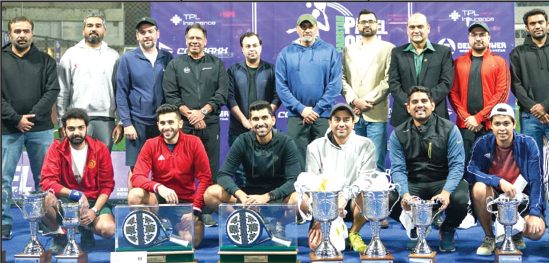 کراچی : پہلا پاکستان پیڈل ٹینس ٹورنامنٹ کے فاتحین کا مہمان خصوصی کے ساتھ گروپ فوٹو