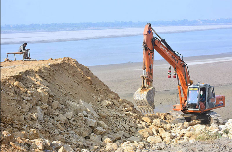 حیدرآباد: دریائے سندھ کی پشتوںکی مرمت کیلیے بھاری مشینری سے کام کیا جارہاہے