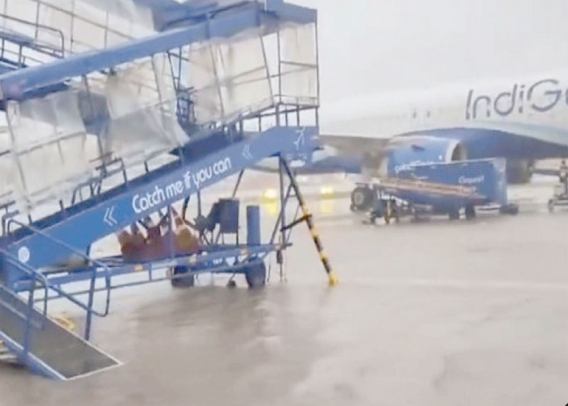 بھارتی شہر چنائے کا ہوائی اڈا بارش کے باعث پانی میں ڈوبا ہوا ہے