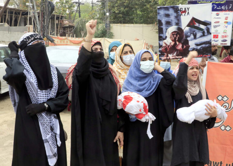 لاہور: صوت الغزہ فورم کے ارکان اسرائیلی مظالم کیخلاف احتجاج کررہے ہیں