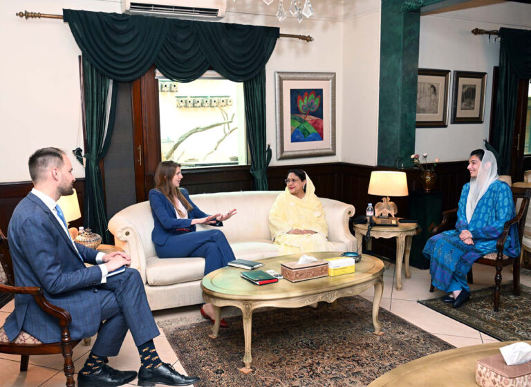 کراچی: پیپلزپارٹی شعبہ خواتین کی صدر فریال تالپور سے برطانوی ہائی کمشنر جین میرٹ ملاقات کررہی ہیں،آصفہ زرداری بھی موجود ہے