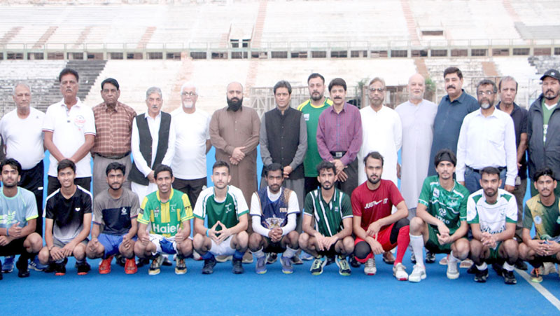 کراچی: ہاکی اسٹیڈیم میں کیمپ کے دوران مہمان خصوصی اسد حنیف کا کھلاڑیوں کیساتھ گروپ فوٹو