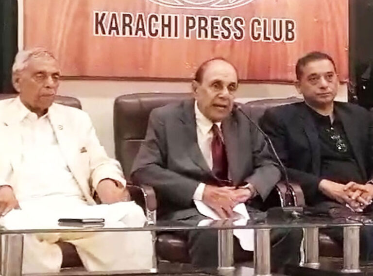 پاکستان پیٹرولیم ڈیلرز ایسوسی ایشن کے چیئرمین عبدالسمیع خان ، ملک خدا بخش پریس کانفرنس سے خطاب کررہے ہیں