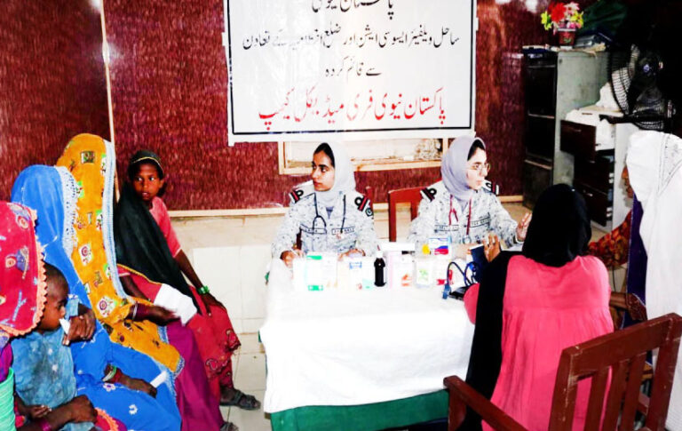 سجاول میں پاکستان نیوی کیجانب سے فری میڈیکل میں ڈاکٹر مریضوں کا معائنہ کررہے ہیں