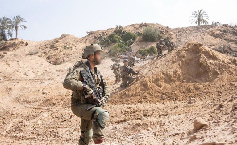 اسرائیل کی جانب سے جاری کردہ تصویر میں غزہ کے وسطی علاقے میں اسرائیلی فوجیوںکو کارروائیاں کرتے ہوئے دیکھا جاسکتا ہے