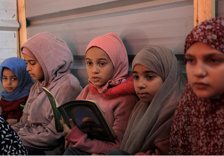 غزہ:رفح میں فلسطینی لڑکیاں تعلیم حاصل کررہی ہیںجہاں ایک فلسطینی استانی رضاکارانہ طور پر مفت تعلیم دے رہی ہیں
