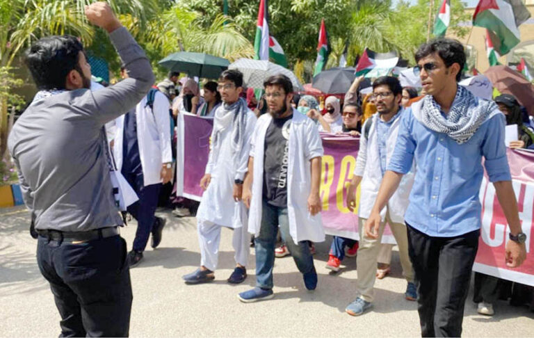 کراچی: ڈاؤ یونیورسٹی آف ہیلتھ سائنسز کے اوجھا کیمپس میں فلسطینیوں کے حق میں نکالی گئی ریلی میں طلبہ وطالبات کی بڑی تعداد شریک ہے