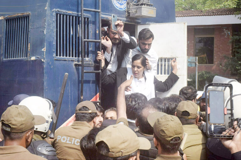 لاہور: عدالتوں کی تقسیم اور دہشتگردی کی دفعات کے تحت مقدمات کے اندراج کے خلاف احتجاج کے دوران ہائیکورٹ میں داخل ہونے کی کوشش کرنے والے وکلاء کوگرفتار کیا جارہا ہے