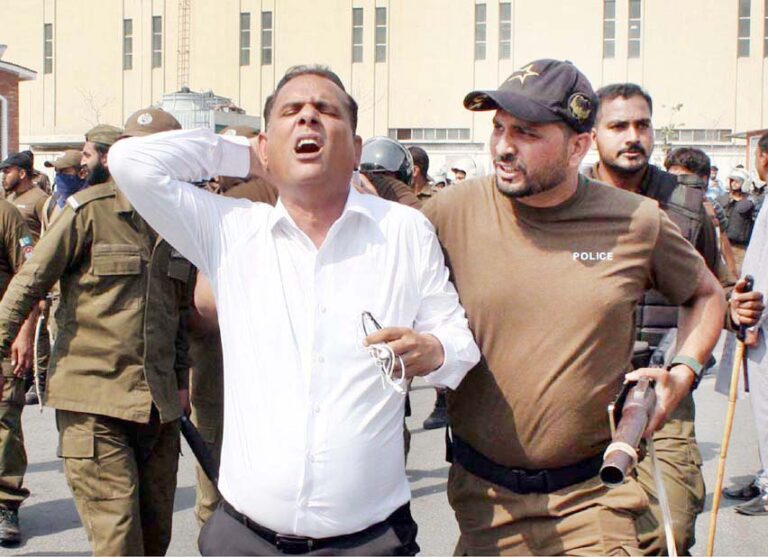 لاہور: وکلاء اور پولیس میں جھڑپیں ،لاٹھی چارج ،شیلنگ ،50 سے زائد گرفتار،متعدد زخمی،پاکستان بار کا آج ملک گیر ہڑتال کا اعلان