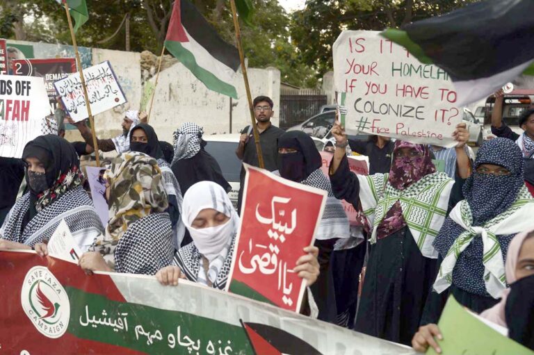 کراچی، سول سوسائٹی کے اراکین کراچی پریس کلب میں اسرائیلی ظالمانہ اور غیر انسانی کارروائیوں کے خلاف احتجاجی مظاہرہ کر رہے ہیں