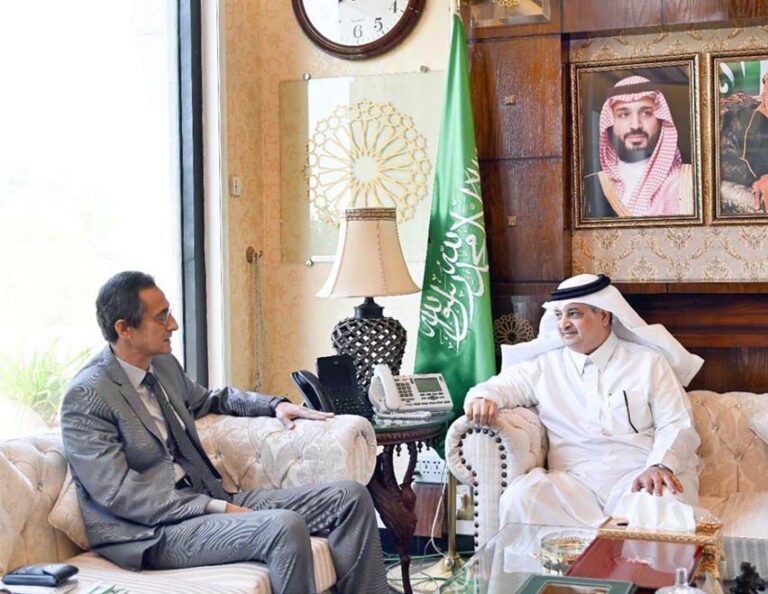 اسلام آباد: وفاقی سیکرٹری برائے مذہبی امور ذوالفقار حیدر سے سعودی عرب کے سفیر نواف بن سعید احمد المالکی ملاقات کر رہے ہیں