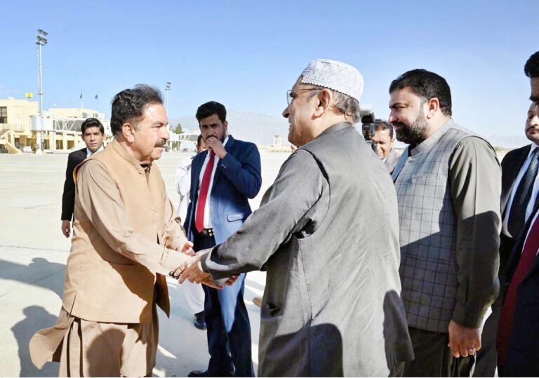 کوئٹہ: صدر مملکت آصف زرداری کو کوئٹہ کے سرکاری دورے کے اختتام پر گورنر بلوچستان جعفر خان مندوخیل اور وزیراعلیٰ بلوچستان میر سرفراز احمد بگٹی الوداع کررہے ہیں