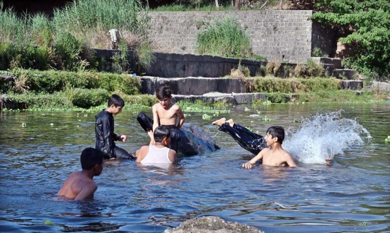 اسلام آباد،گرمی کے ستائے ہوئے منچلے مقامی نہر میں نہا رہے ہیں
