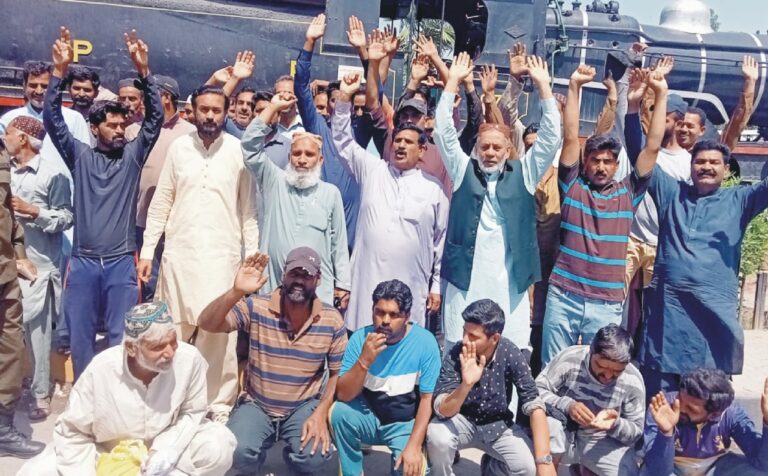 فیصل آباد ،ریلوے اسٹیشن پرپریم یونین کے مزدوریوم مئی پر مظاہرہ کررہے ہیں